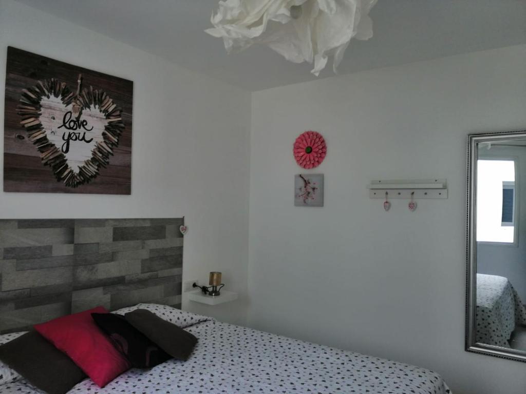 una camera con letto e specchio di Apartamento Anaca 2 a Playa Blanca
