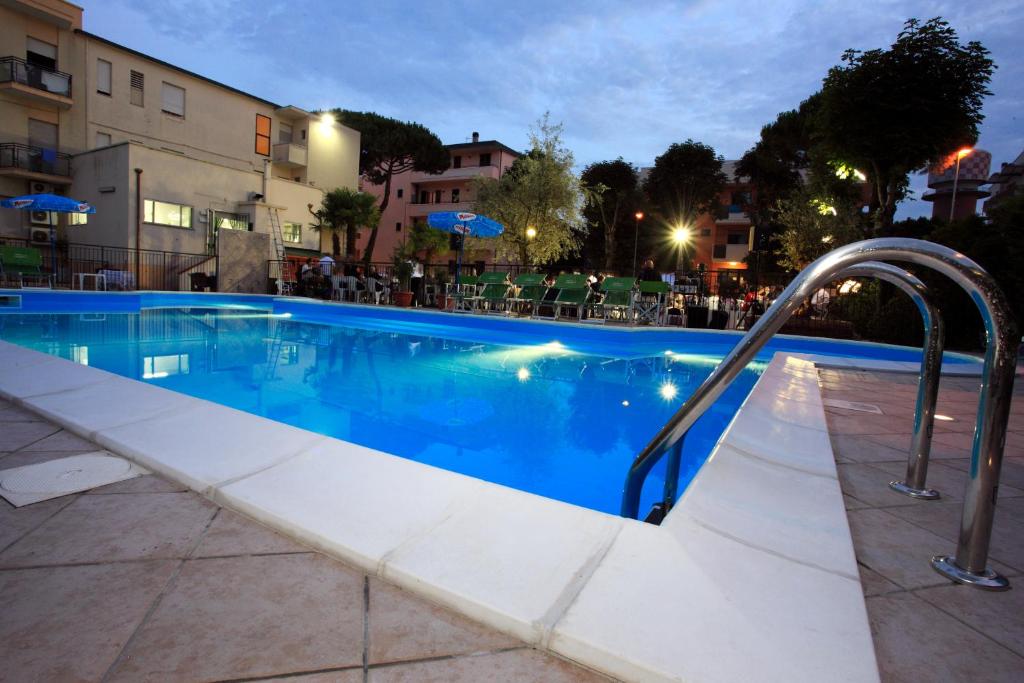 Bazén v ubytování Hotel Vannini nebo v jeho okolí