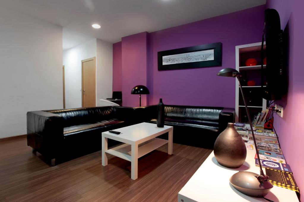 Televízia a/alebo spoločenská miestnosť v ubytovaní Hostal Nitzs Bcn