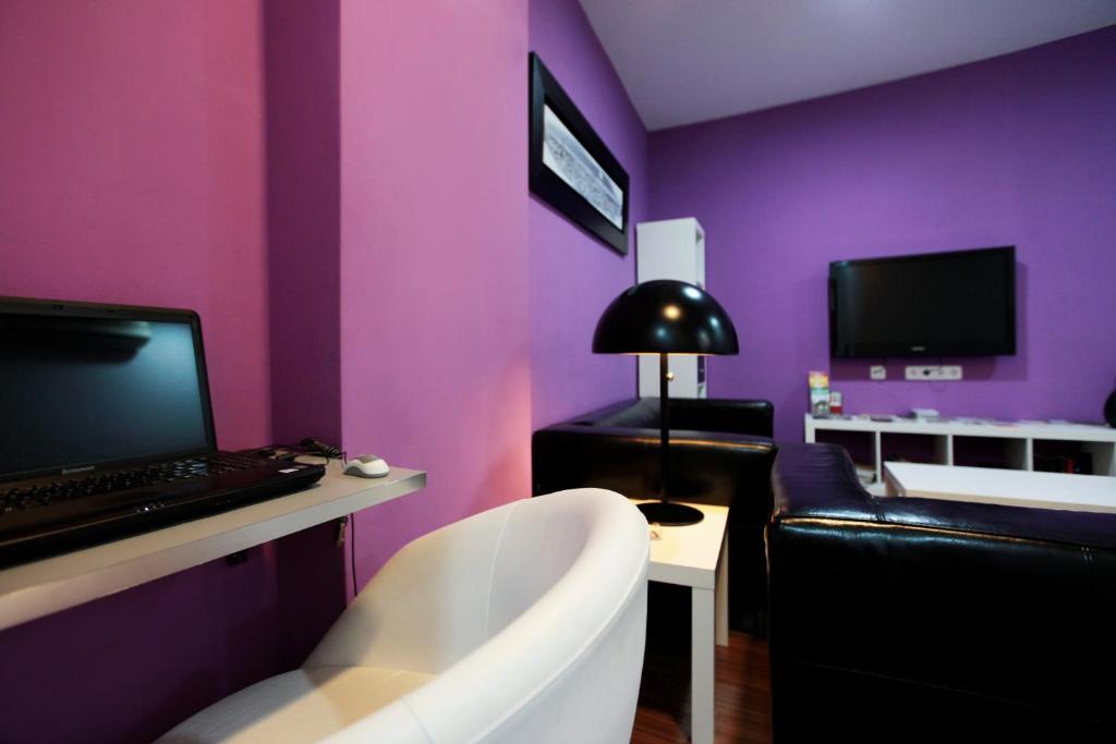 Televízia a/alebo spoločenská miestnosť v ubytovaní Hostal Nitzs Bcn