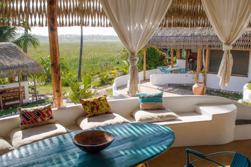 a living room with a couch and a table at Sunset View Tofo in Praia do Tofo