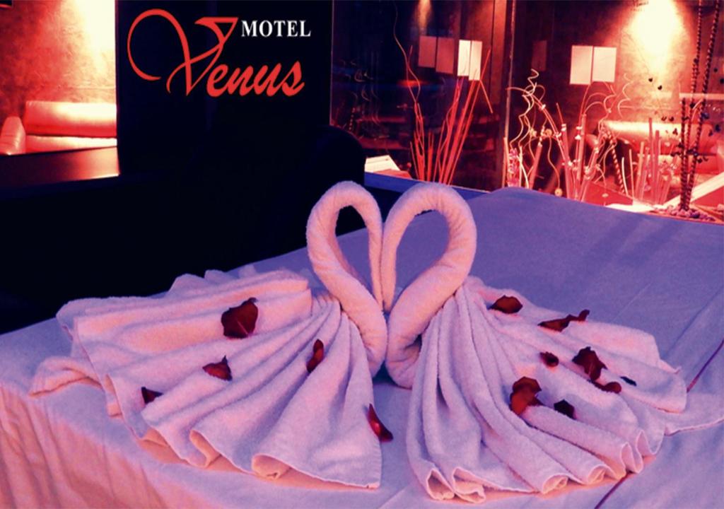 two hearts shaped towels on top of a table at Auto Hotel Venus in Xalapa