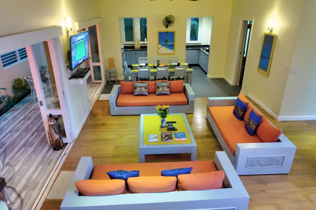 TV a/nebo společenská místnost v ubytování Butterfly Garden Villa