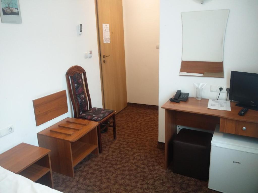 Slavyanska Beseda Hotel - Single Room - No Balcony And Inner Yard View