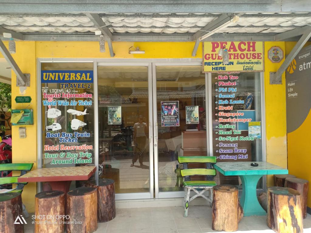 Peach Guesthouse في هاد رين: مطعم أمامه طاولة وكراسي