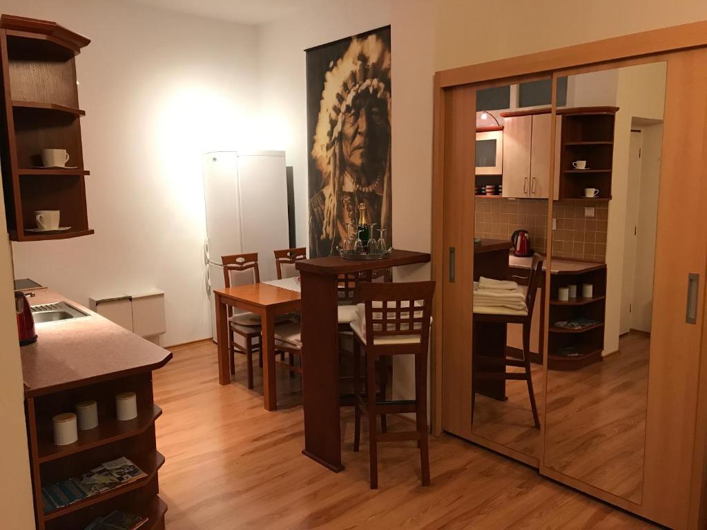 烏帕河畔斯沃博達的住宿－Ski & bike apartmány，厨房以及带桌子和镜子的用餐室