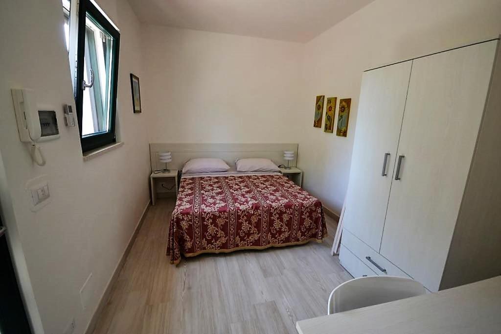 1 dormitorio pequeño con 1 cama y armario en Le Stanze di Casa Polinisso, en Carovigno