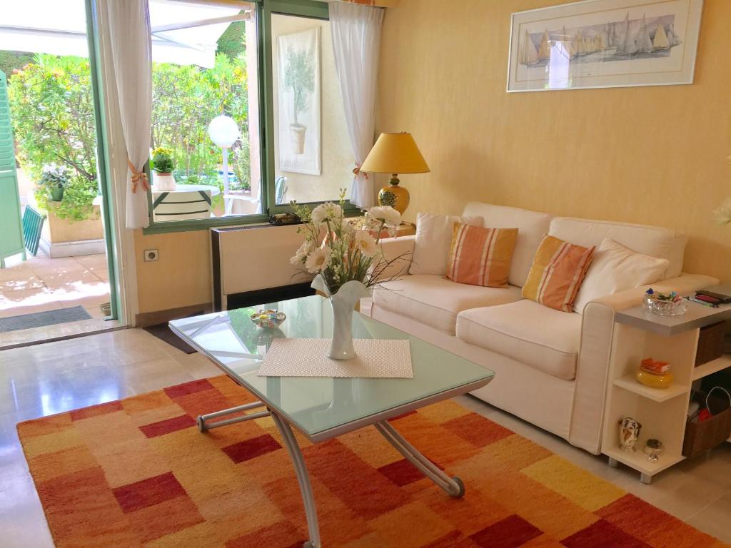 un salon avec un canapé et une table dans l'établissement Studio cosy à Villefranche sur mer, à Villefranche-sur-Mer