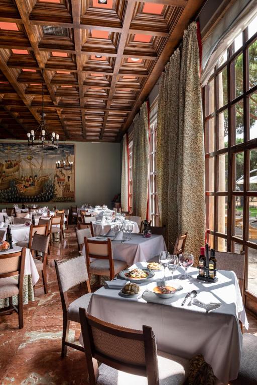 Reštaurácia alebo iné gastronomické zariadenie v ubytovaní Parador de Tordesillas