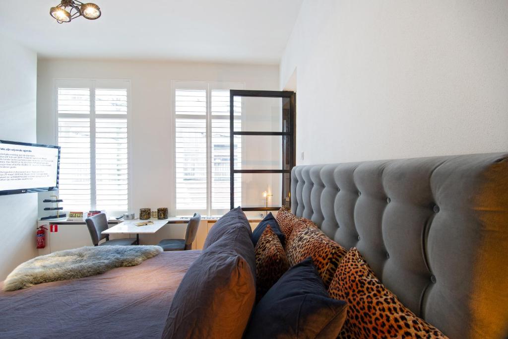 ein Schlafzimmer mit einem Bett mit Kissen darauf in der Unterkunft Zandvoort Studio in Zandvoort