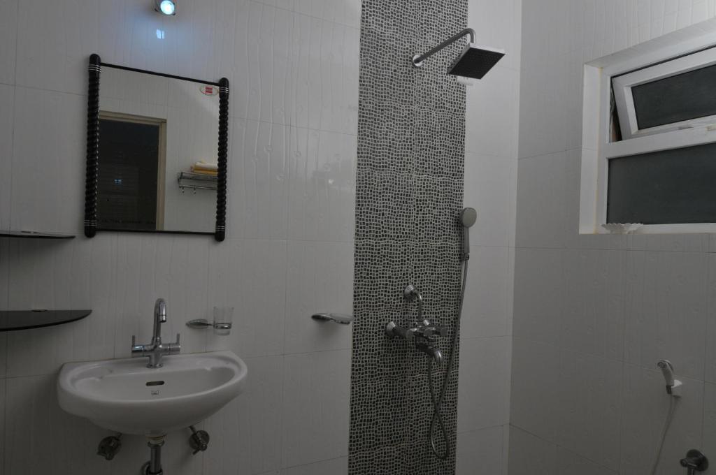 Elegant Shades - Duplex Apartment (2 Adults + 1 Child)