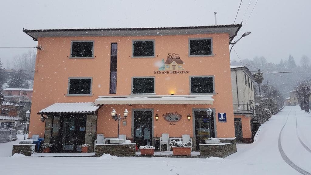 a building in the snow in a town at B&B Casa Sonia in Avaglio