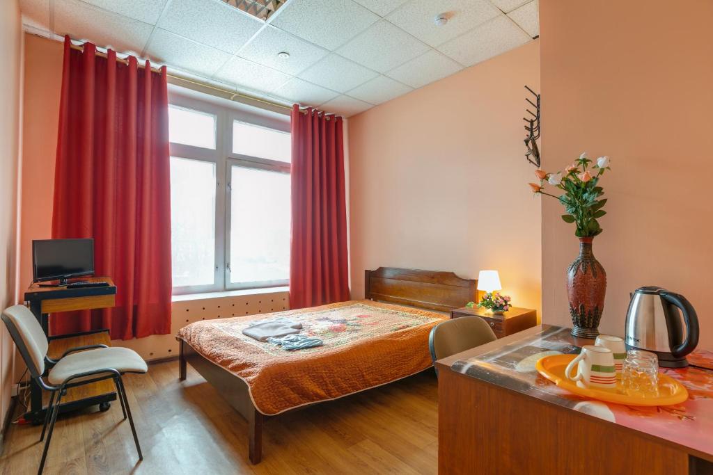 モスクワにあるYu-portのベッドルーム1室(ベッド1台付)、赤いカーテン付きの窓が備わります。