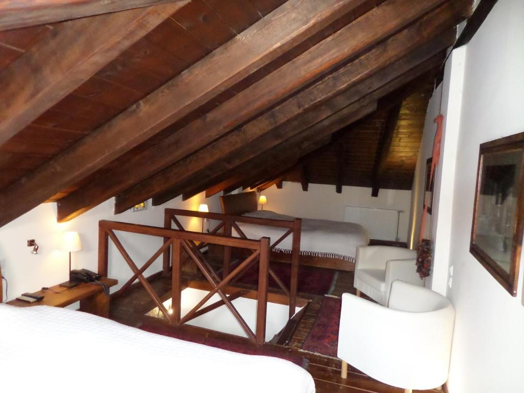 A seating area at Arhontiko Aristis