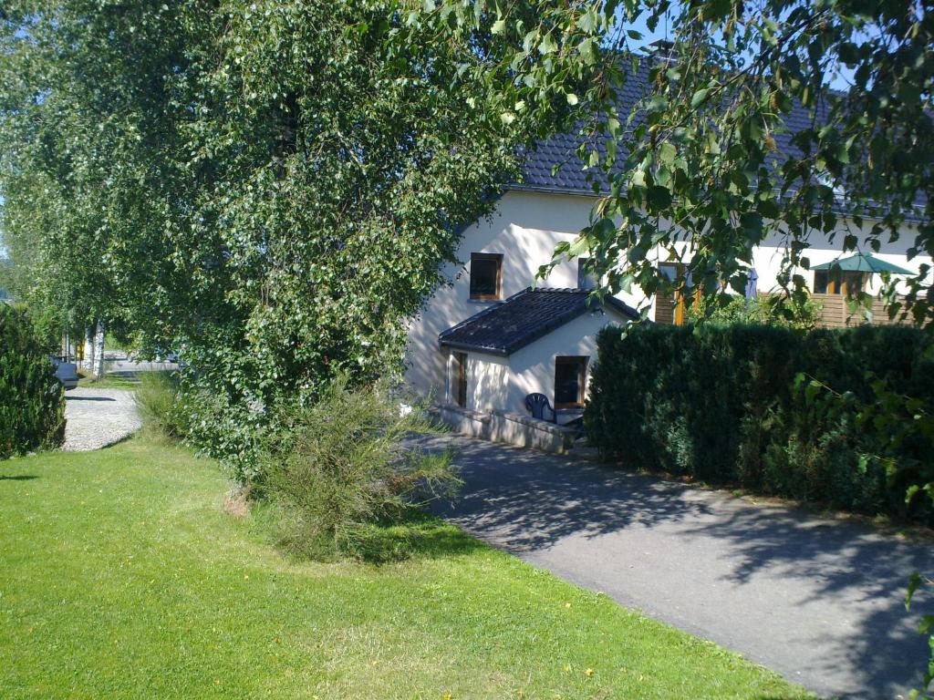 ArimontにあるExtremely spacious residence nearby tourist cities such as Stavelot and Malm dyの白家