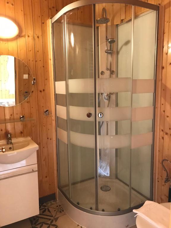y baño con ducha de cristal y lavabo. en Aire Turismo Rural, en Uña