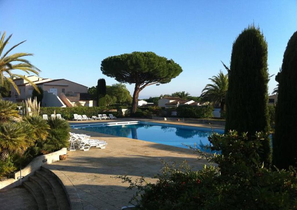 una piscina in un cortile alberato di Appartement luxueux à 100m de la plage a Saint-Tropez
