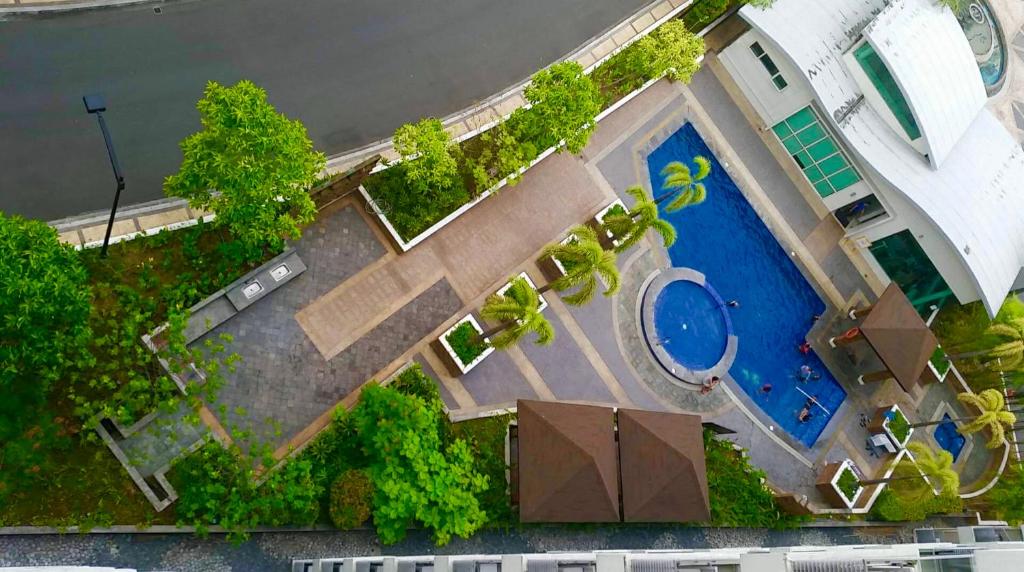 an overhead view of a swimming pool and a house at F-10C Parkside Villas in Manila