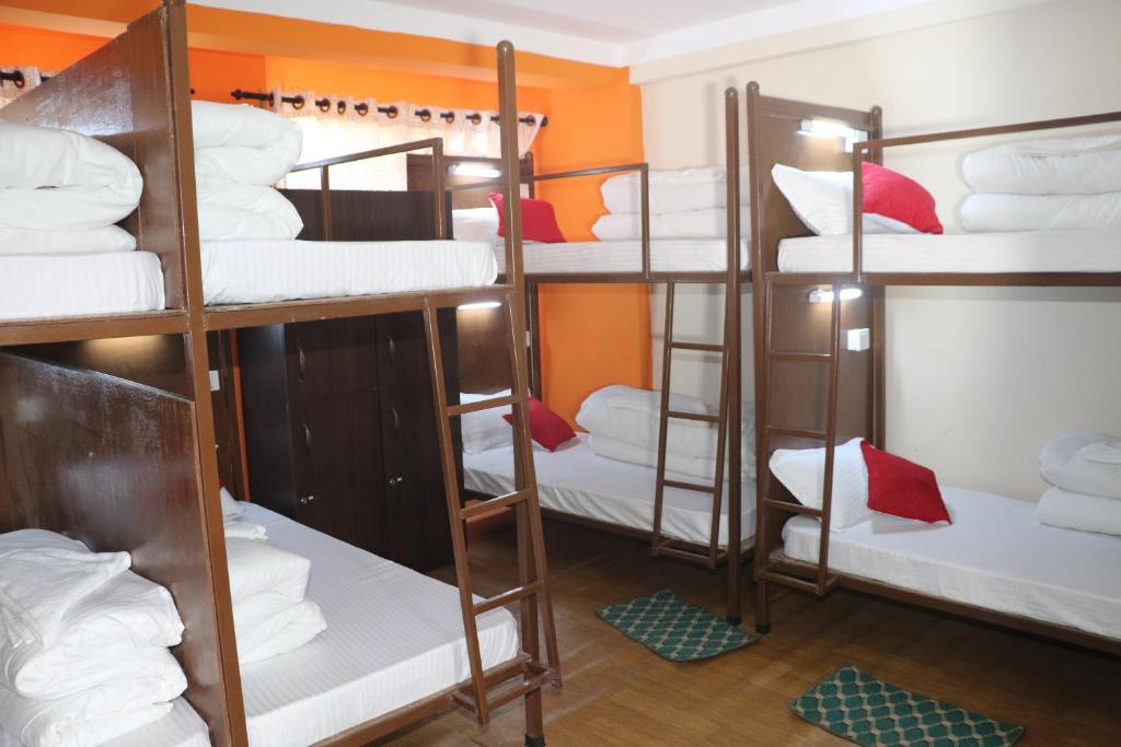 Postel nebo postele na pokoji v ubytování Rambler Hostel Pvt Ltd