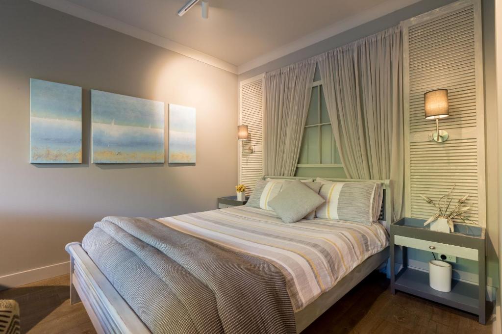 Schlafzimmer mit einem Bett und einem Fenster in der Unterkunft Sailaway Beach House in Seaford