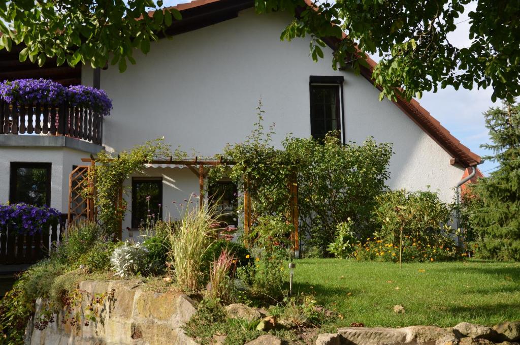 a house with a garden in front of it at Gästezimmer Göring in Gamstädt