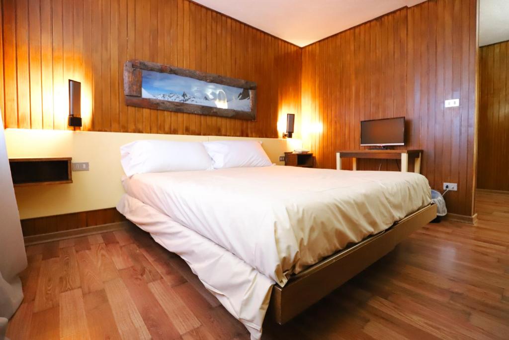 Postel nebo postele na pokoji v ubytování Hotel lo Stambecco