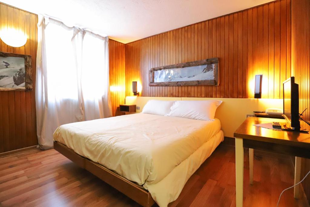 Postel nebo postele na pokoji v ubytování Hotel lo Stambecco