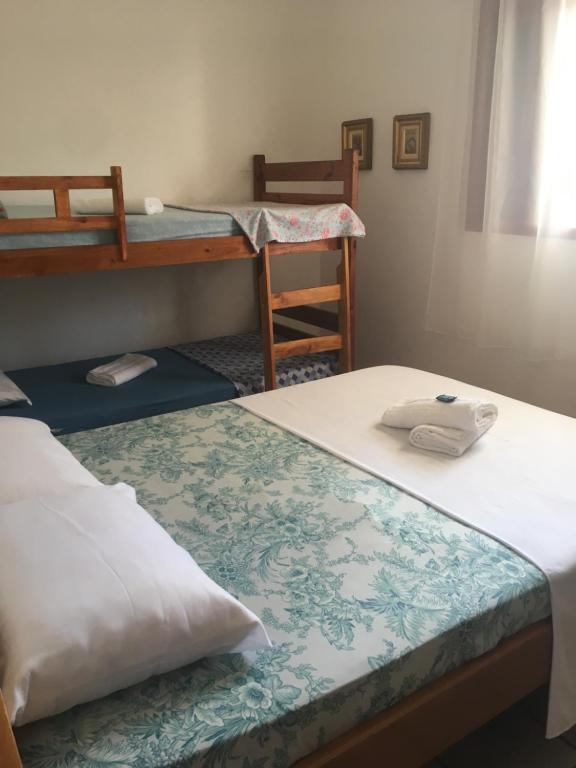 Una cama o camas cuchetas en una habitación  de Pousada Bertioga