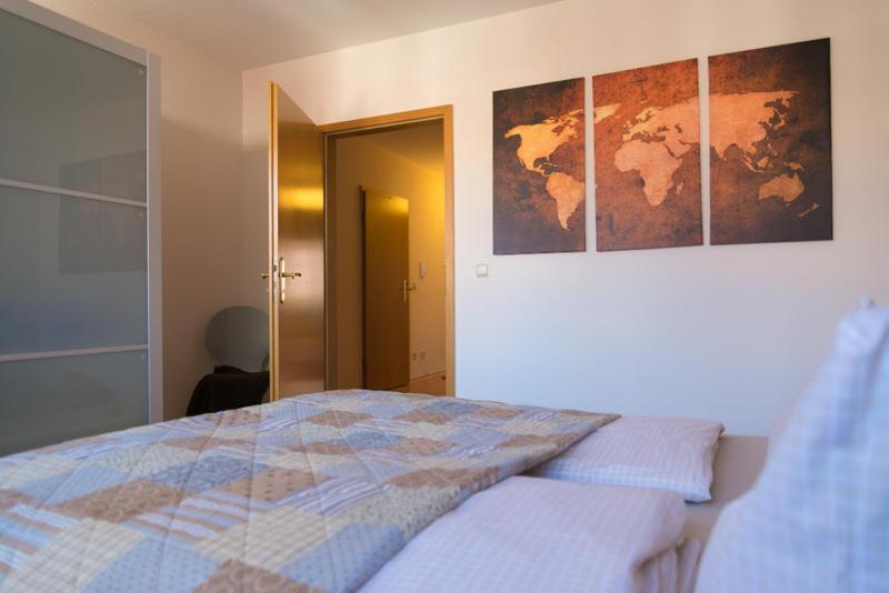ein Schlafzimmer mit einem Bett mit einer Karte an der Wand in der Unterkunft Apartement 1 Große Brüdergasse in Bautzen