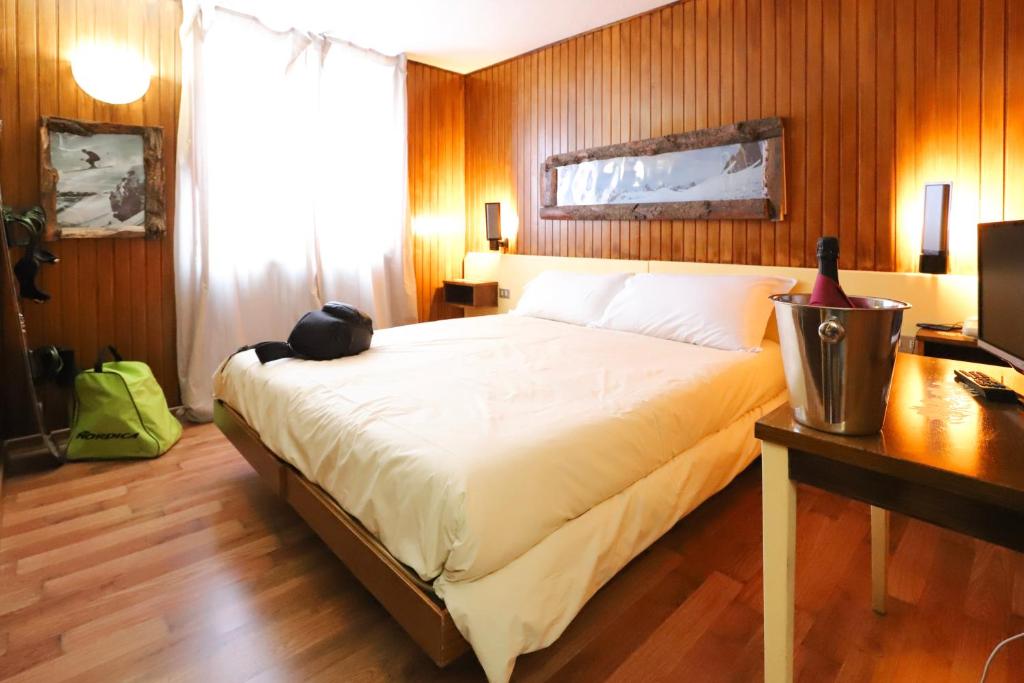 Postel nebo postele na pokoji v ubytování Hotel lo Stambecco
