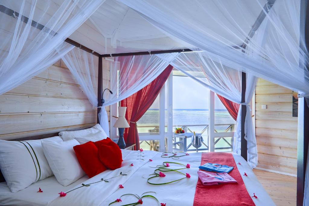Postel nebo postele na pokoji v ubytování Kuredu Island Resort & Spa