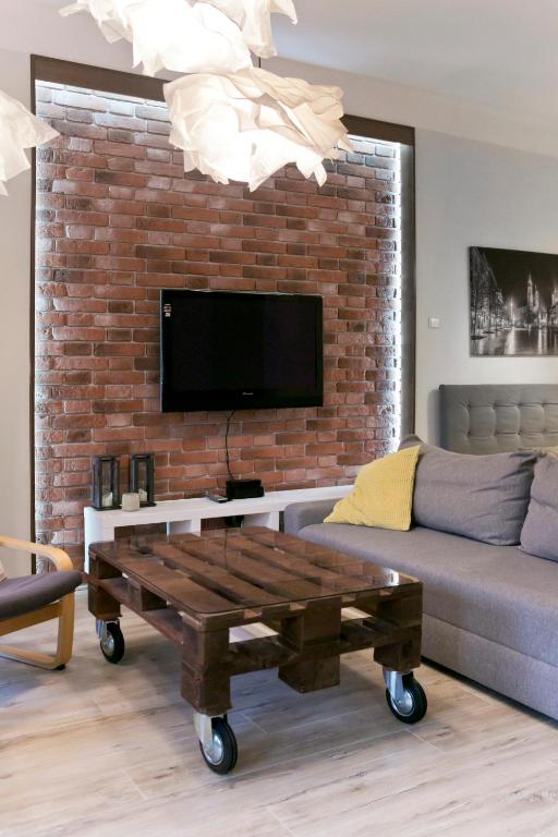 Televízia a/alebo spoločenská miestnosť v ubytovaní Cichy apartament w centrum Krakowa Salwator