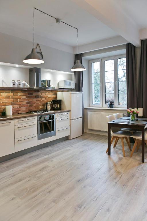Kuchyňa alebo kuchynka v ubytovaní Cichy apartament w centrum Krakowa Salwator