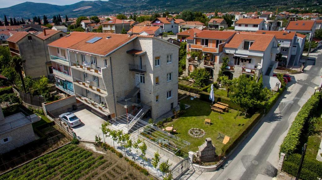 uma vista aérea de um edifício numa cidade em Apartman A&B em Kaštela
