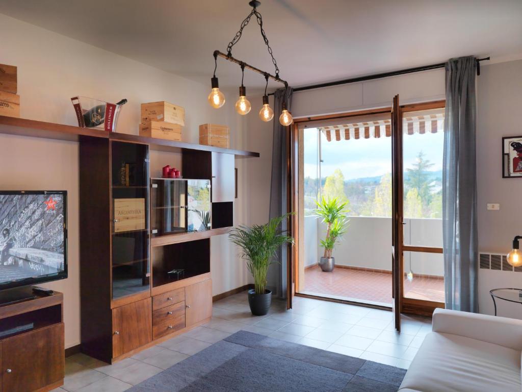uma sala de estar com televisão e uma grande janela em Residenza Bellaria Park "Hills View" em San Lazzaro di Savena