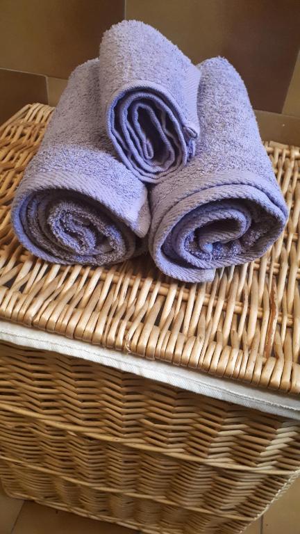 a pair of towels sitting on a wicker basket at Apartman Thea Gomirje in Gomirje