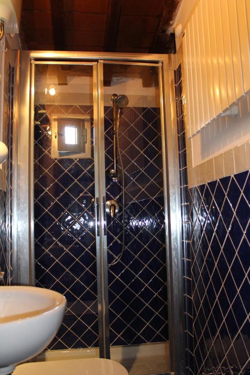 A bathroom at Gmax Guelfa Apartments