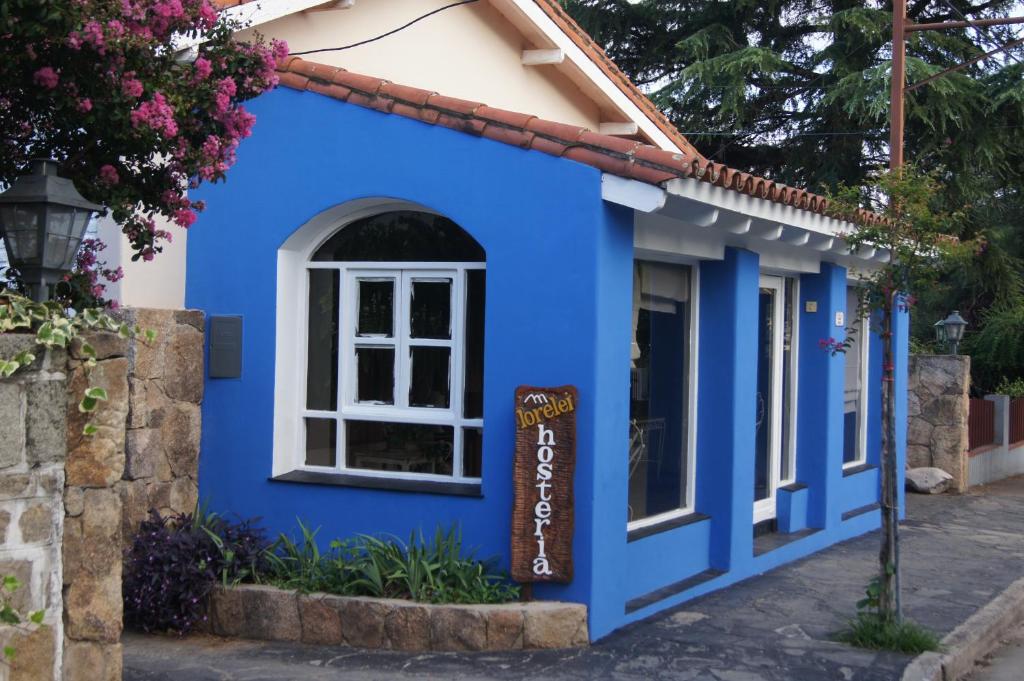 un edificio azul con un cartel delante en Lorelei en Mina Clavero