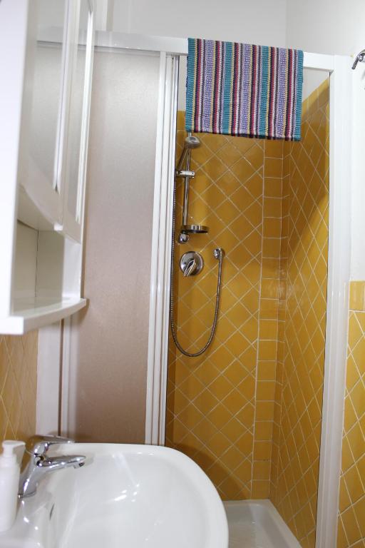 A bathroom at Gmax Guelfa Apartments