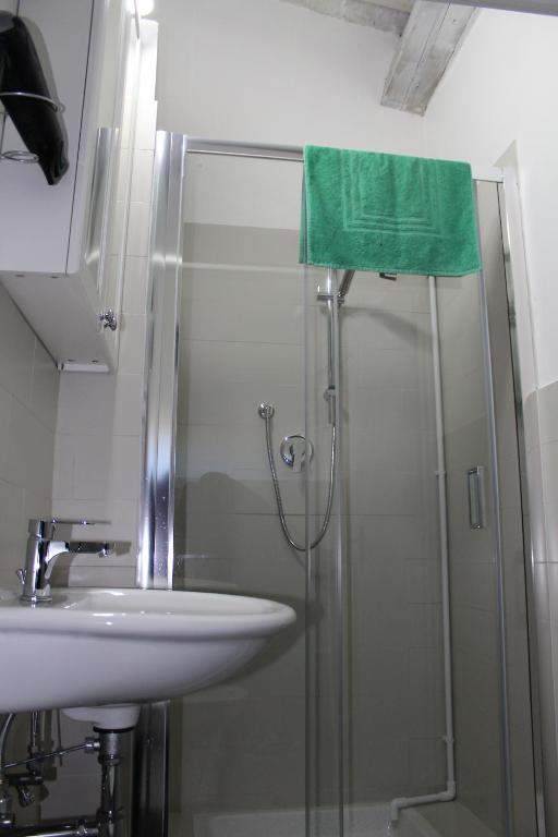 A bathroom at Gmax Guelfa Apartments
