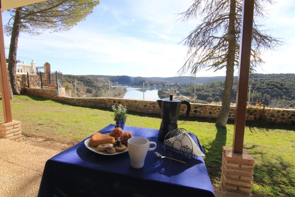 een blauwe tafel met een bord eten erop bij EL MIRADOR DEL MOLINO in Ossa de Montiel