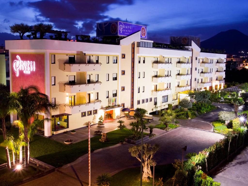 庞贝Abalon Pompei Resort的晚上酒店享有空中景色