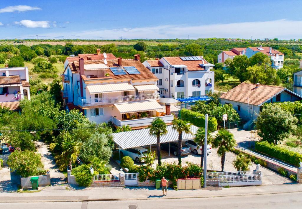 uma vista aérea de uma cidade com casas em Guest House Adria em Sveti Filip i Jakov