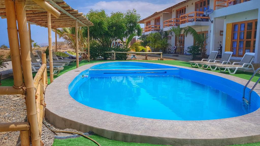 een zwembad in de tuin van een huis bij El Gran Velero in Los Órganos
