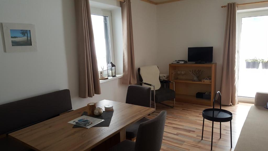 TV a/nebo společenská místnost v ubytování Ferienwohnung Inrefrid