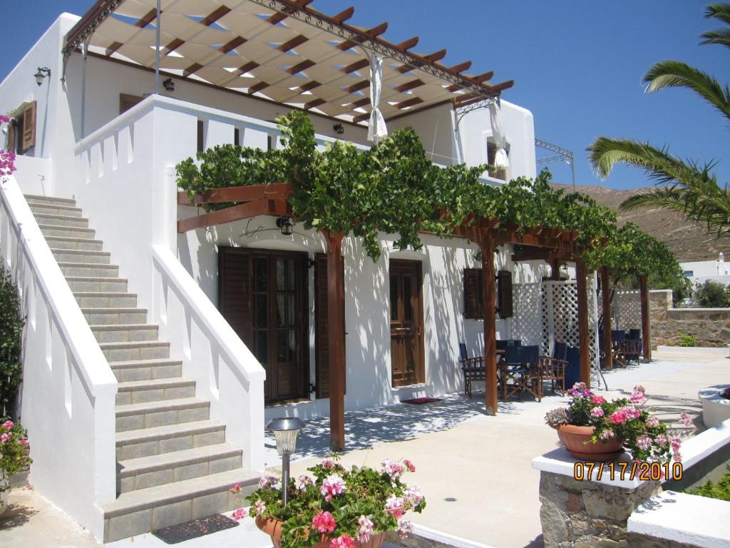 Casa blanca con escaleras y pérgola en Ariston Apartments, en Serifos Chora