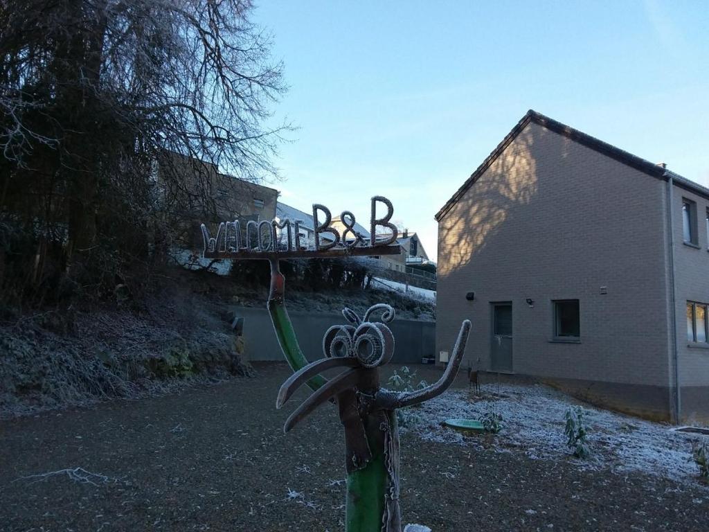 eine Schere vor einem Gebäude in der Unterkunft WELCOME B&B in Weismes