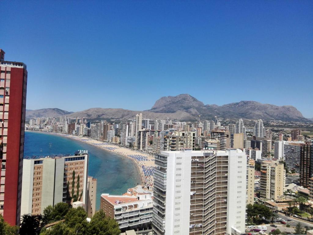 Benidorm island. Бенидорм фото 2022. Бенидорм зимой климат. Пляж левант. Город бенидорм испания.