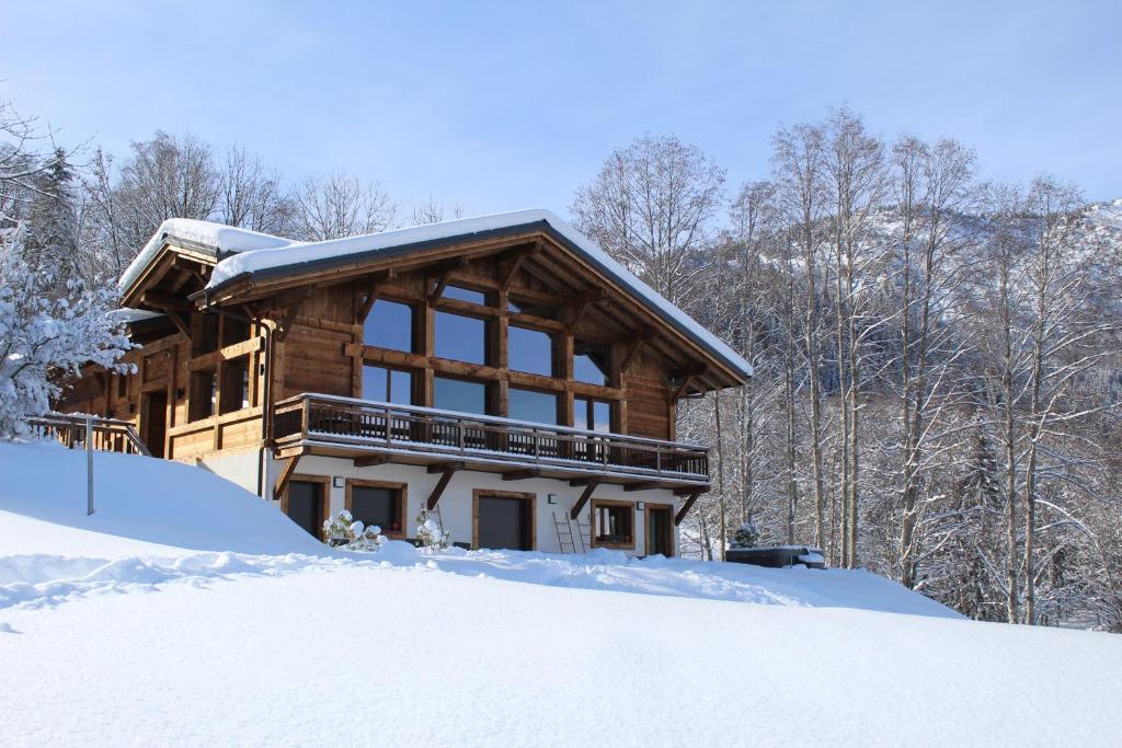 レ・ズッシュにあるLes Loges du Kandaharの雪の丸太小屋