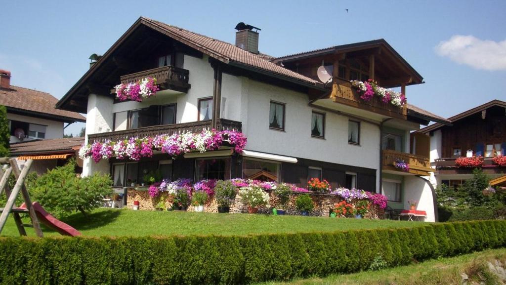Taman di luar "Haus Enzian" - Annehmlichkeiten von 4-Sterne Familien-und Wellnesshotel Viktoria können mitgenutzt werden